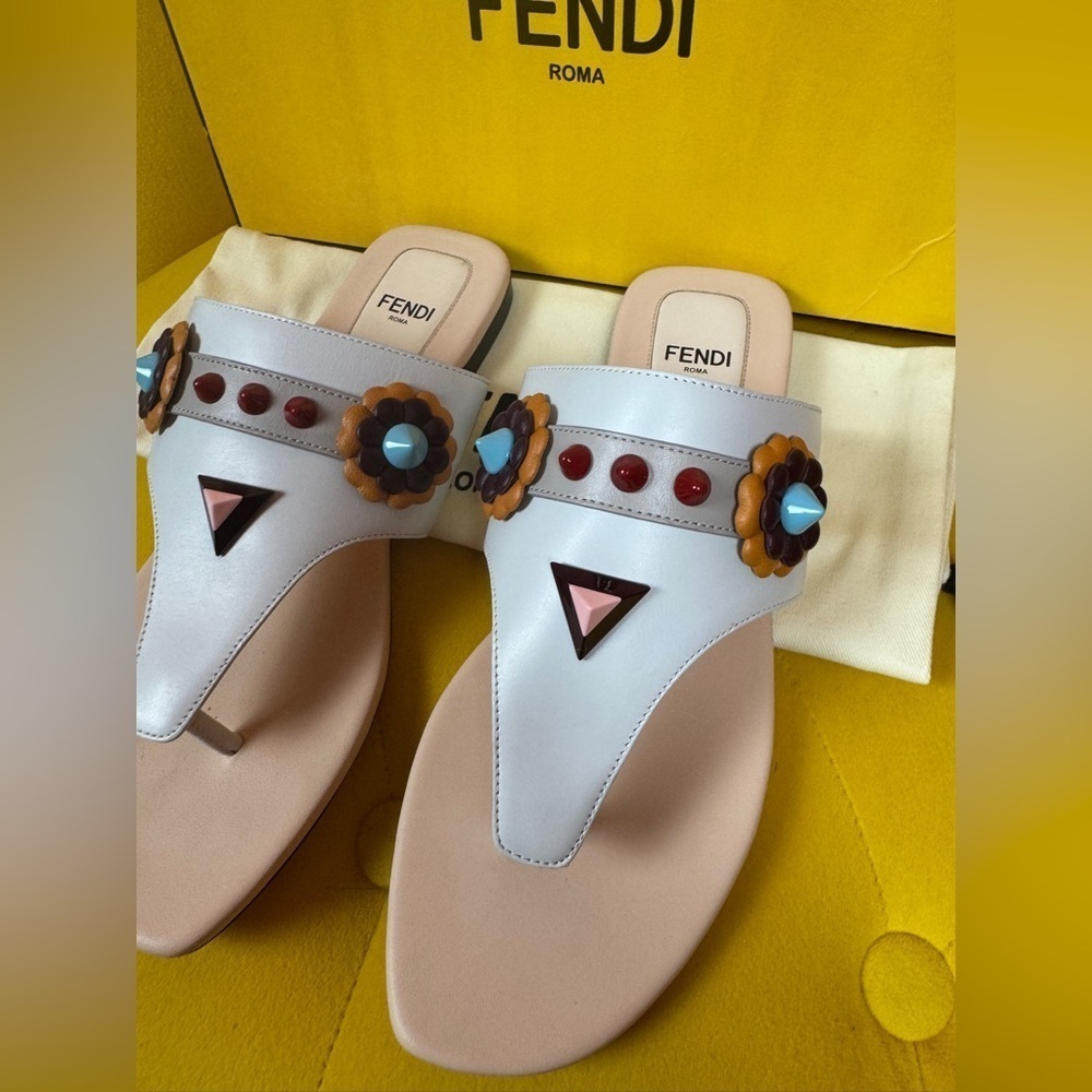 FENDI Sandals - Tong sandals Flat Studs leather white Size 6.5 - Picture 11 of 13
